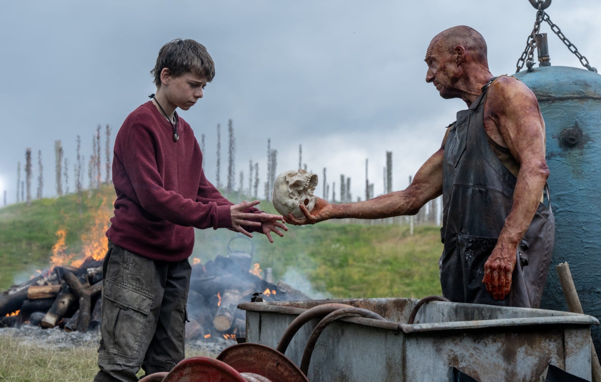 28 Years Later: Dr. Kelson hands Spike a skull.